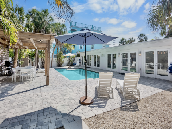 2 minute walk to beach West of Gulf Drive North end